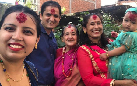 सन्जिब बगाले (बायाँबाट दोस्रो) र परिवार।